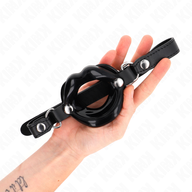 KINK - MORDAÇA LIP 8 CM COM ALÇA DE COURO PRETA 63 x 2 CM AJUSTÁVEL 39-58 CM - Imagem 2