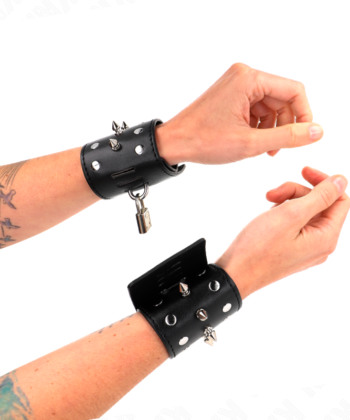 KINK - RETENÇÕES DE PULSO PUNK COM PONTOS 25 X 6 CM